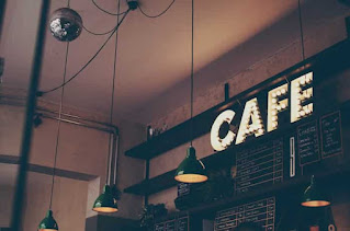 店内の壁にあるCAFE電飾文字盤