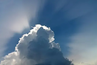 後ろから光が差し込んでいる雲