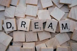 DREAMと書かれた木片ブロック